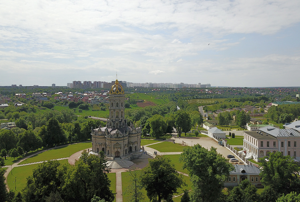 Церковь Знамения Пресвятой Богородицы в Дубровицах (квадрокоптер)