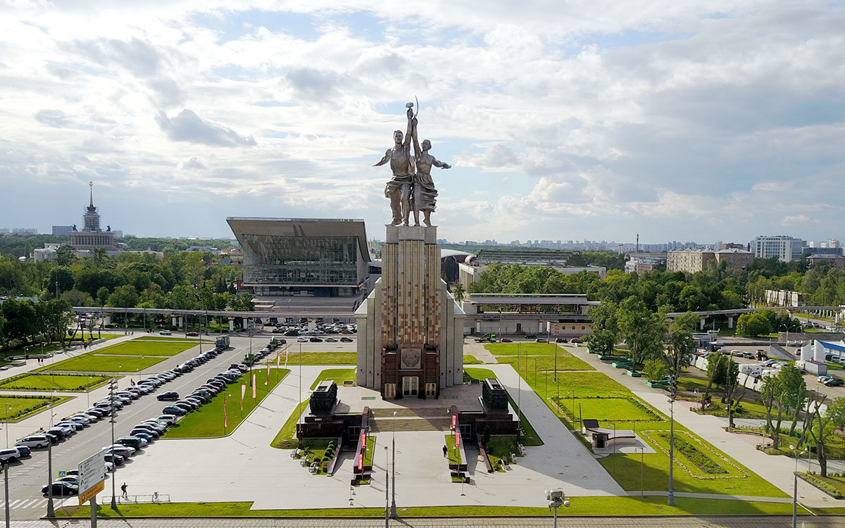 Рабочий и колхозница