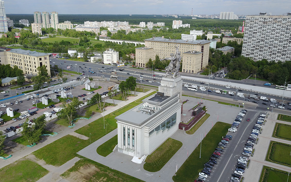 Рабочий и колхозница