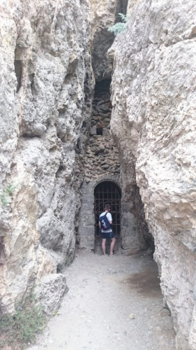 пещера на тропе Голицина в Крыму.JPG