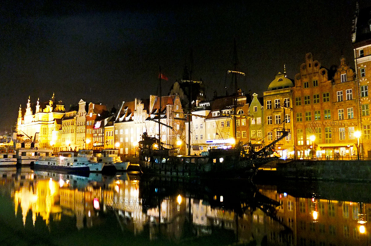 Набережная города Гданьск. Вид на Морской музей, освященный вечерними огнями