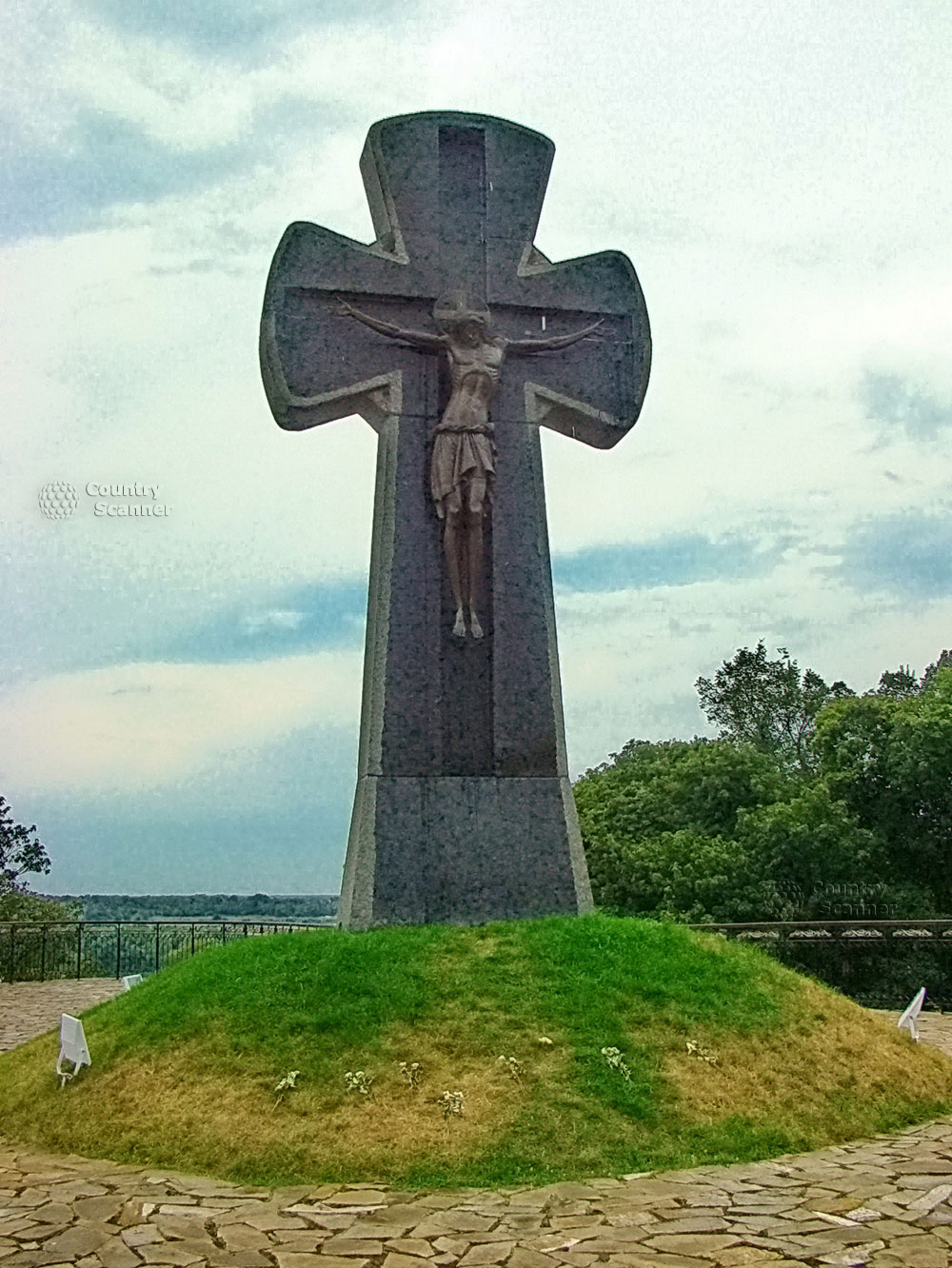 Литовский замок в Батурине. Поклонный крест жертвам батуринской трагедии, установленный на месте событий 1709 года в резиденции гетмана Мазепы. 
