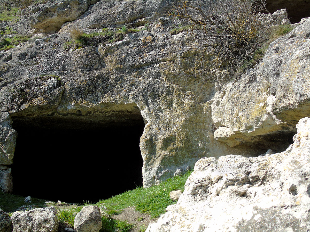 Одна из пещер в Чуфут-Кале.
