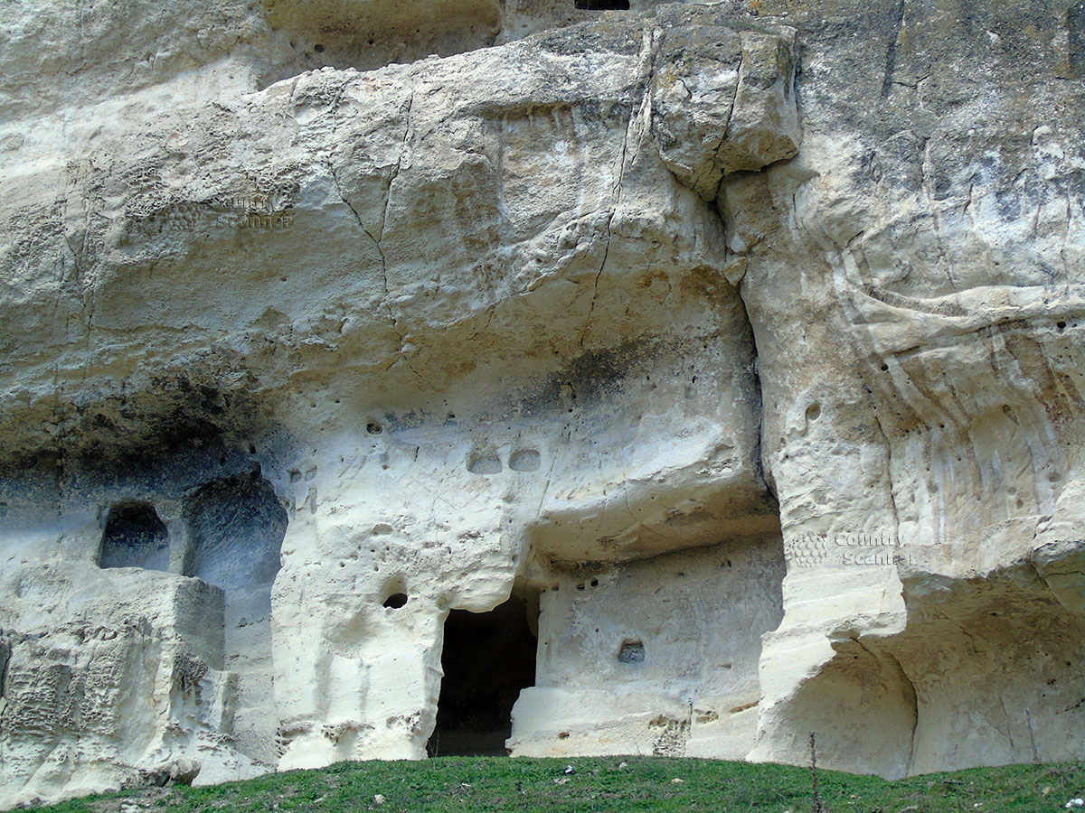 Сохранившиеся пещеры в городе-крепости Чуфут-Кале.