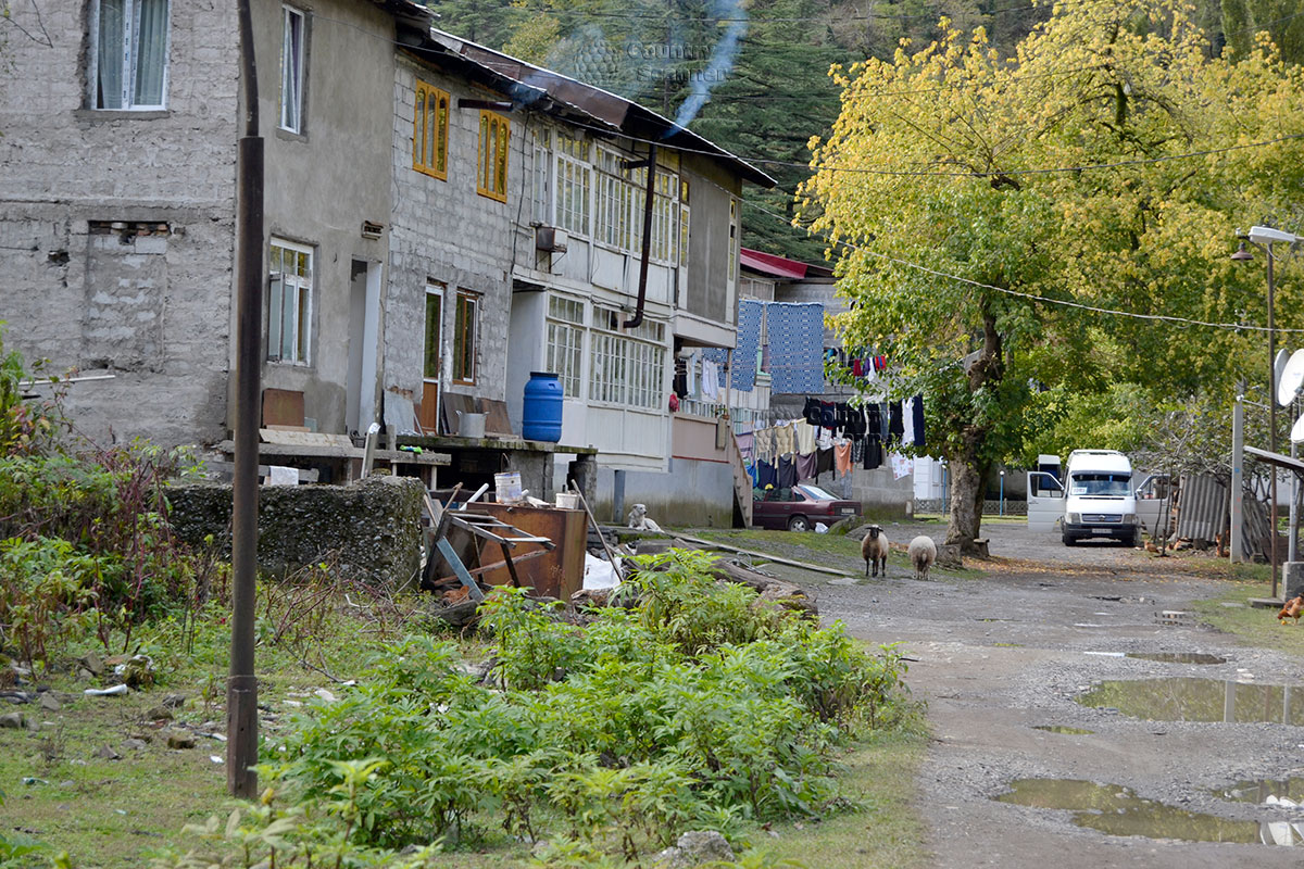 Поселок возле водопада Махунцети