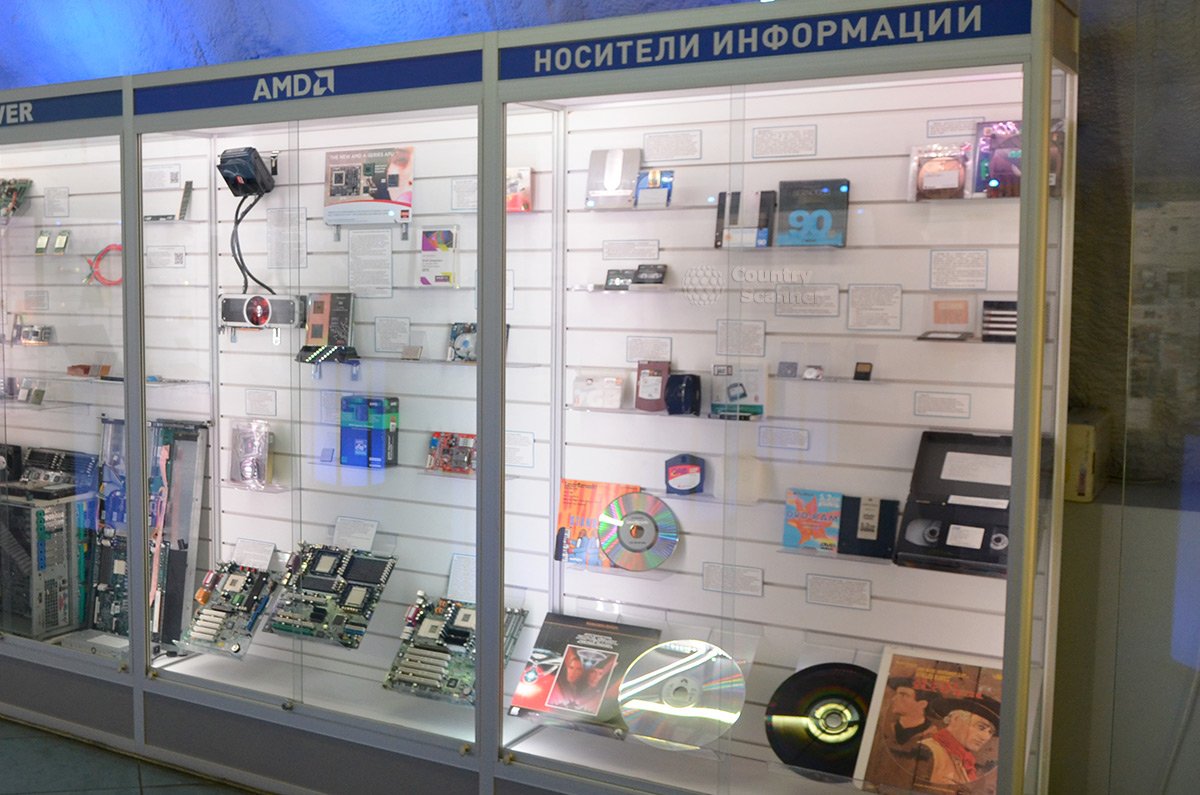 Витрина компонентов систем в галерее компьютерной эволюции.