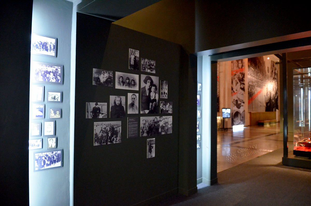 Фотографии героев тыла в музее Победы