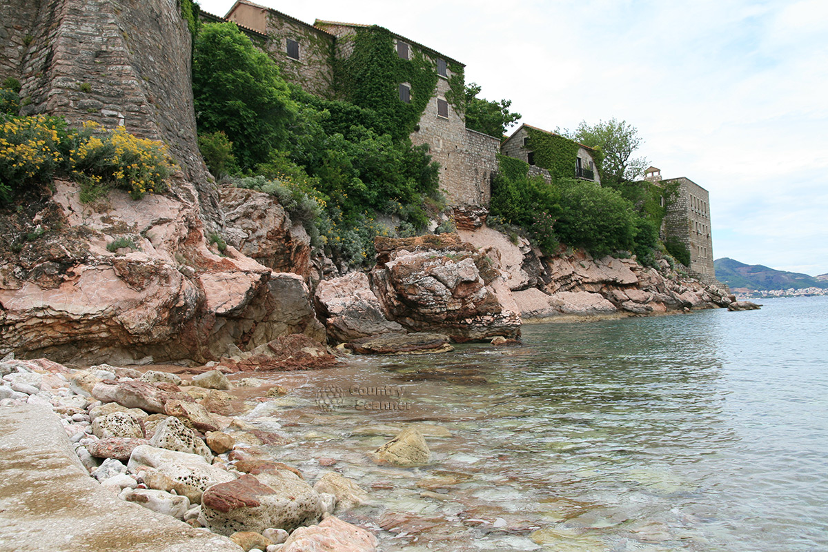 Каменистый берег острова Святого Стефана.
