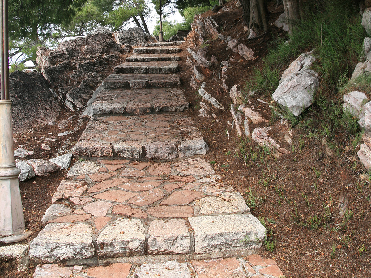 Каменные ступени на острове Святого Стефана.