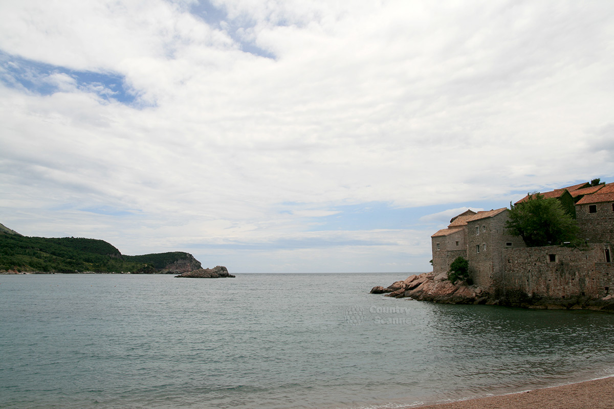 Остров Святого Стефана, созданный в качестве неприступной крепости.