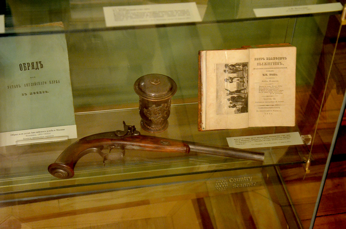 Дуэльный пистолет дворянина и другие экспонаты одной из витрин в квартире Пушкина на Арбате.