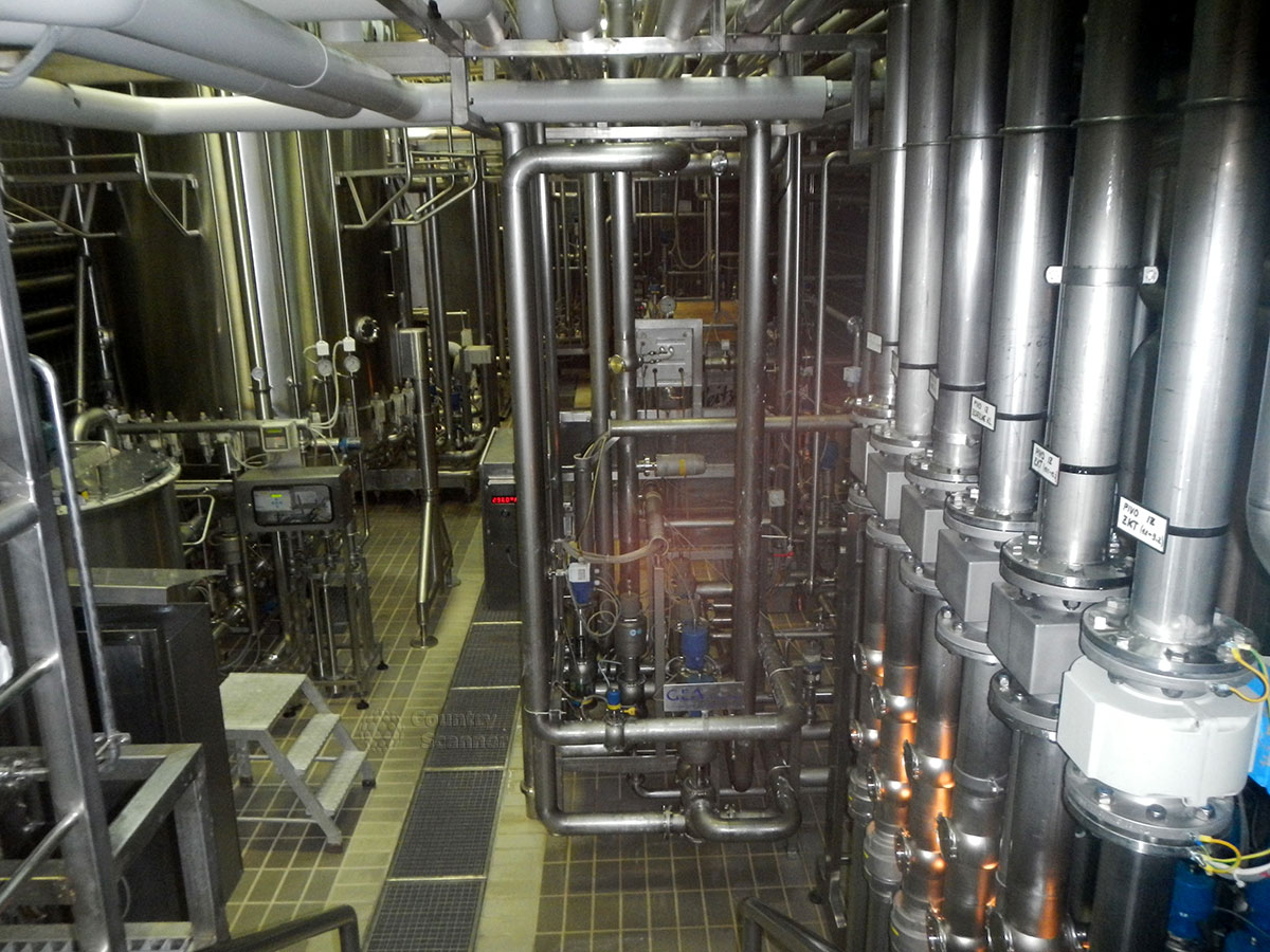 Пивоварня Лашко – сплетения трубопроводов для транспортировки жидких продуктов.
