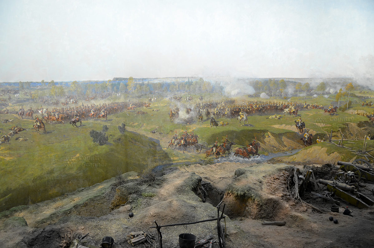 Бородинская панорама, брошенные окопы русских артиллеристов и поле боя, где сошлись отряды русских и французских конников.