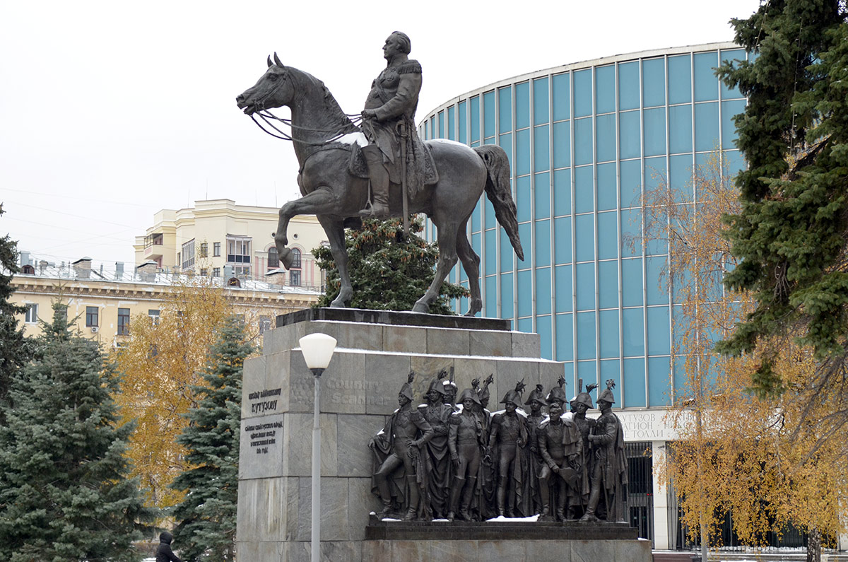 Монумент М.И. Кутузову, прославленным военачальникам и рядовым героям Отечественной войны 1812 года на фоне здания бородинской панорамы.