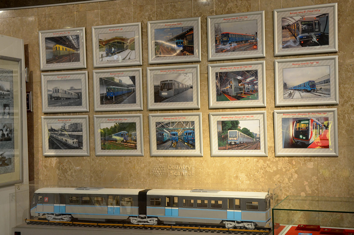 Различные модификации вагонов на фотографиях в музее метро.