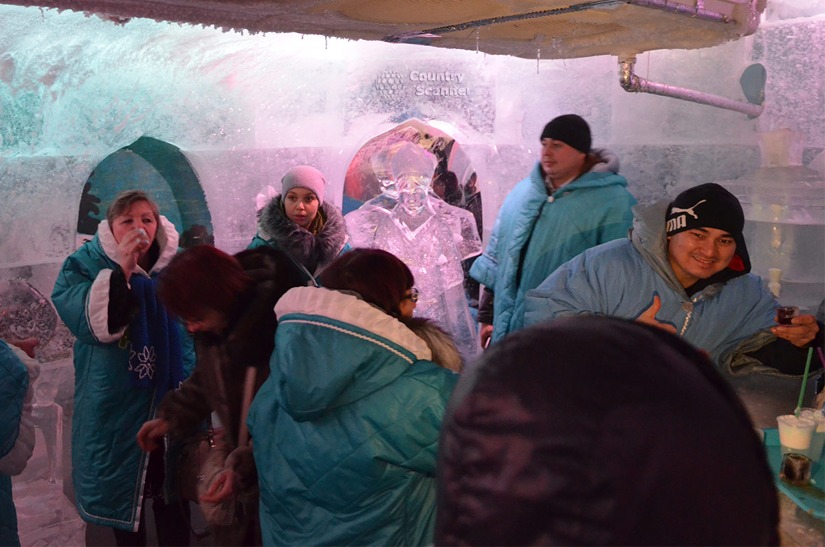 Терем Снегурочки. Зимняя экипировка посетителей Ледовой комнаты.