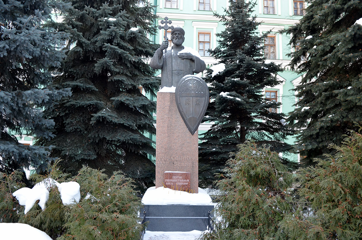 Памятник святому равноапостольному князю Владимиру, крестителю киевской Руси, возле административного здания РПЦ в даниловском монастыре.