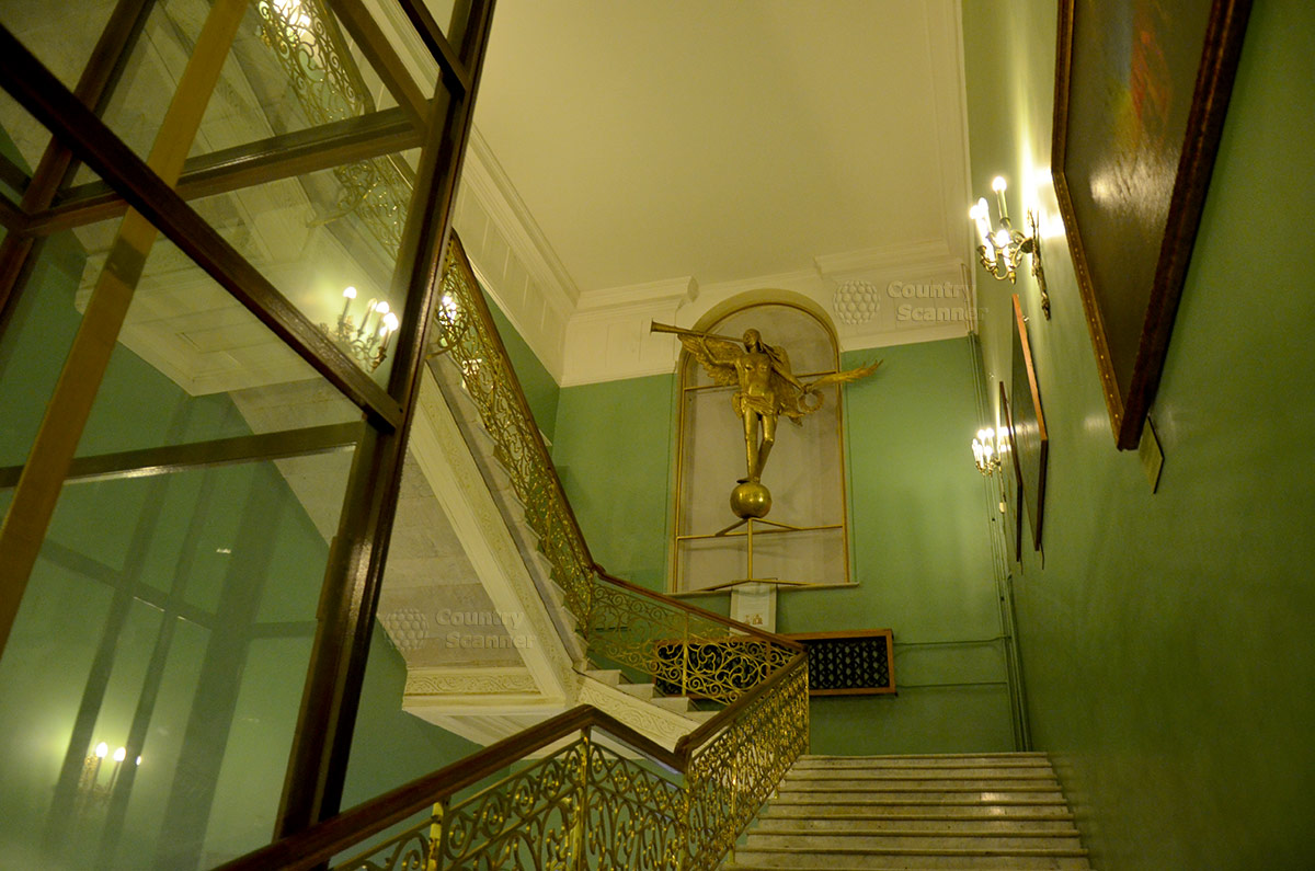 Красочная лестница между этажами государственного исторического музея. Трубящий ангел, ранее украшавший триумфальные Красные ворота в Москве.