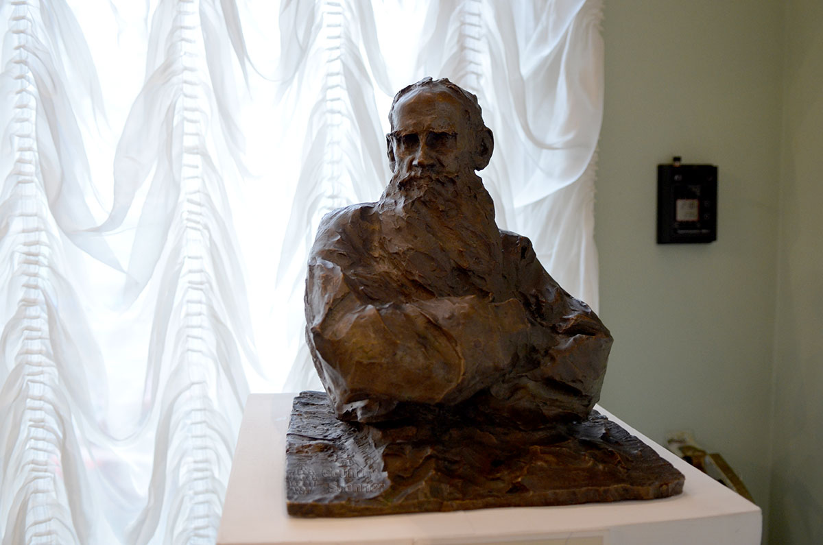 Музей Льва Толстого в Москве. Бюст писателя, выполненный скульптором П Трубецким.