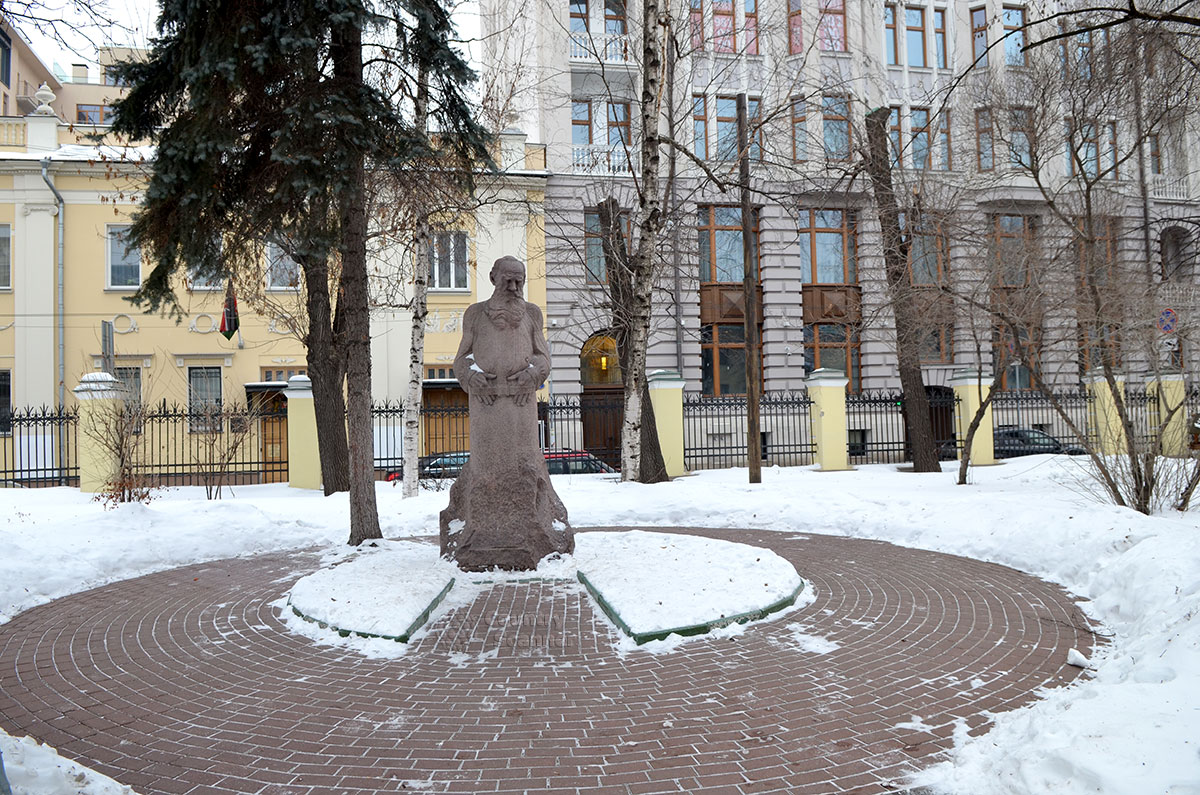 Памятник во дворе музея Льва Толстого, выполненный скульптором Меркуровым с использованием снятой им же посмертной маски писателя.