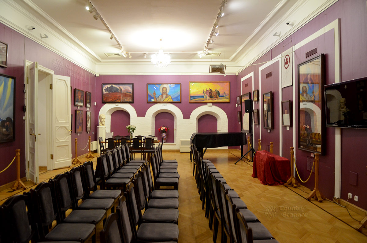 Зал основателя музея Рериха служит не только для демонстрации экспонатов. Здесь регулярно проводятся публичные мероприятия различной направленности, в том числе международные.