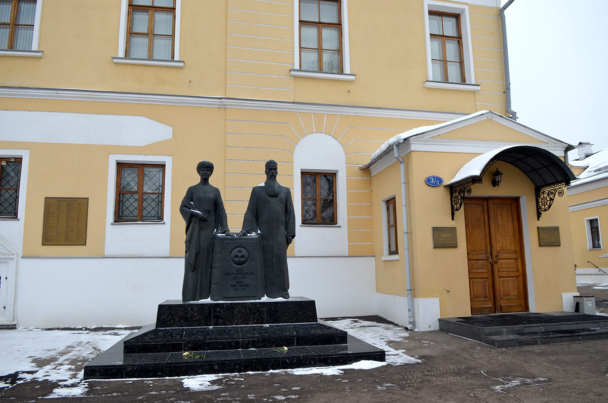 Здание музея Рериха и памятник супругам, Николаю Константиновичу и Елене Ивановне. Постамент не только содержит главные символы их деятельности, но и хранит капсулы с прахом.