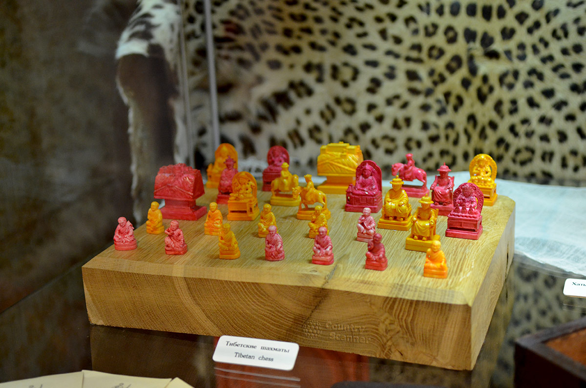Демонстрируемая в зале Кулу музея Рериха коллекция фигур древних тибетских шахмат, выточенных из разноцветных поделочных камней.