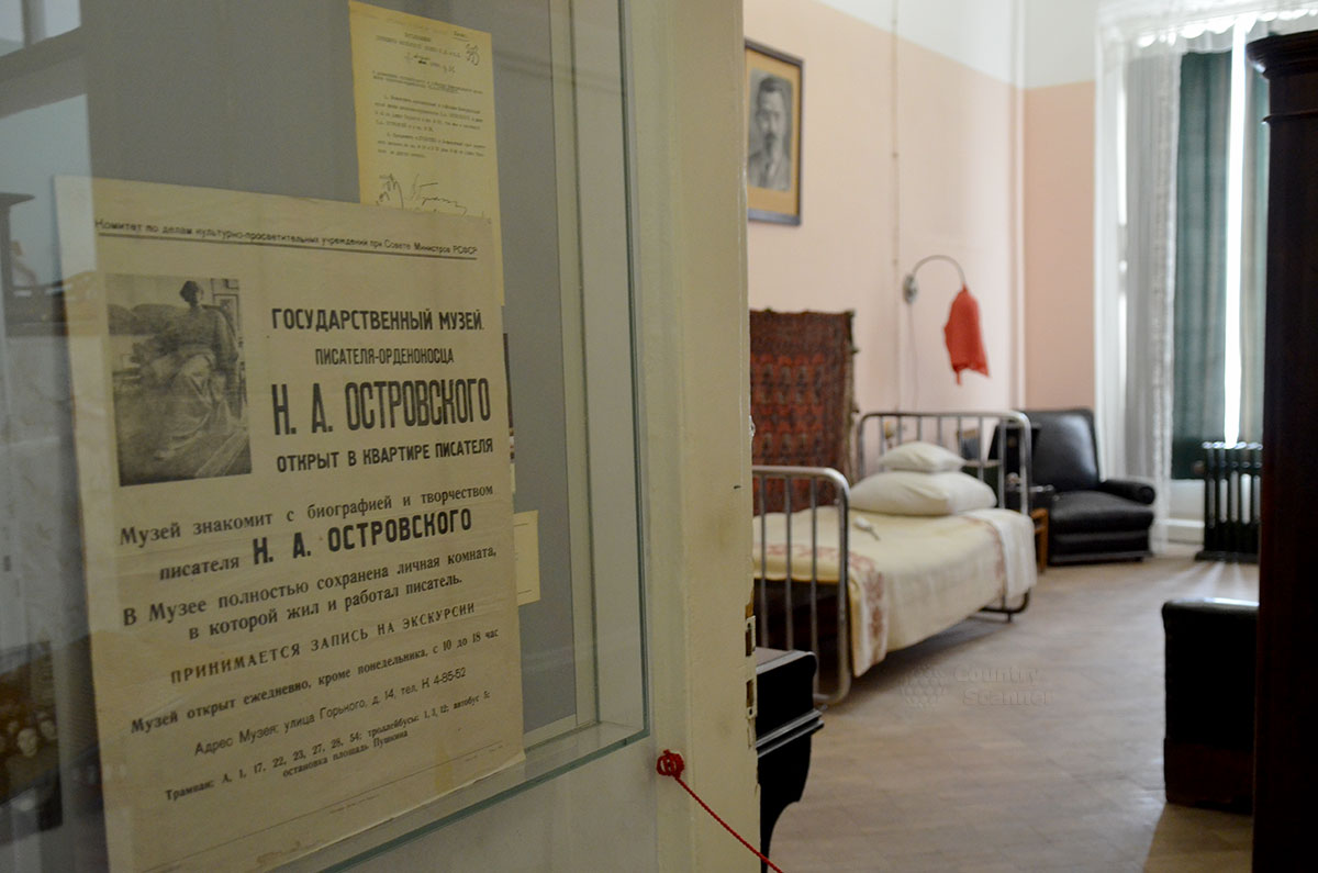 Информационный стенд перед входом в комнату музея Преодоление, где Николай Островский провел последние годы жизни и писал, а затем диктовал свое знаменитое произведение.