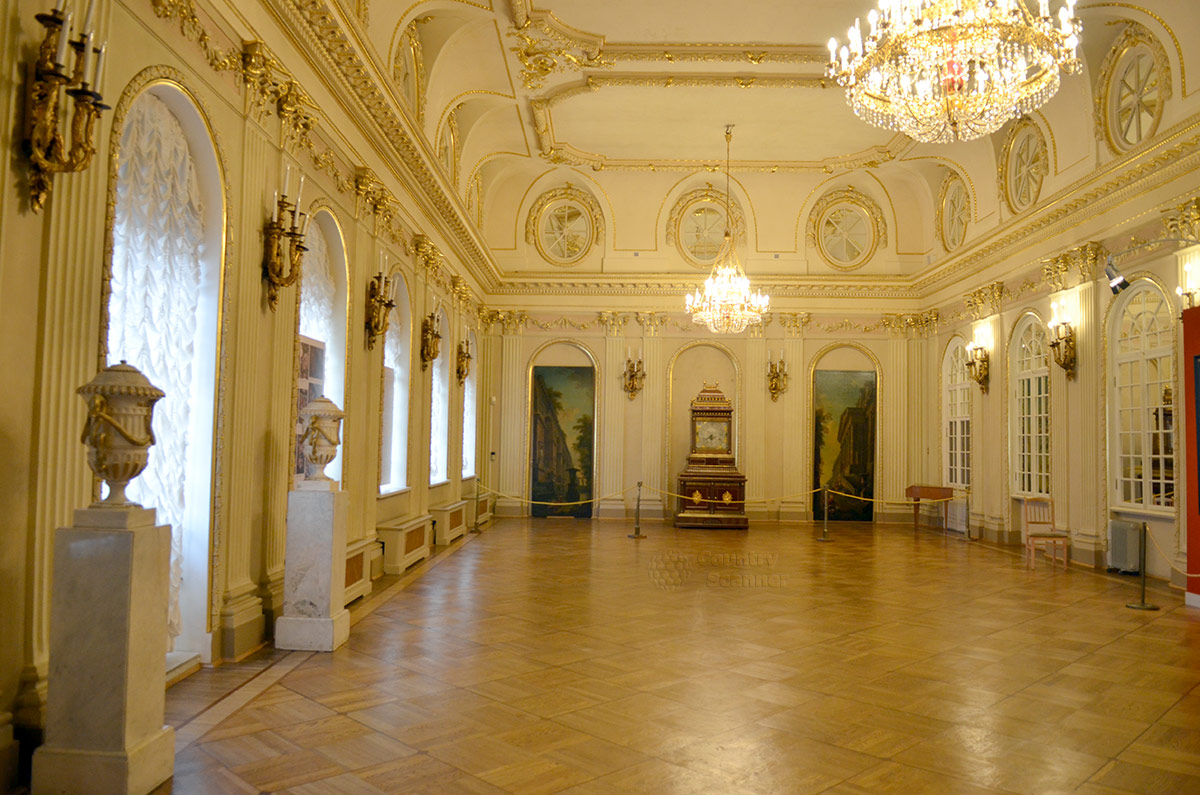 Большой, или Ассамблейный зал дворца Меншикова с часами – органом. Здесь проходили петровские увеселительные мероприятия (ассамблеи) на западный манер.