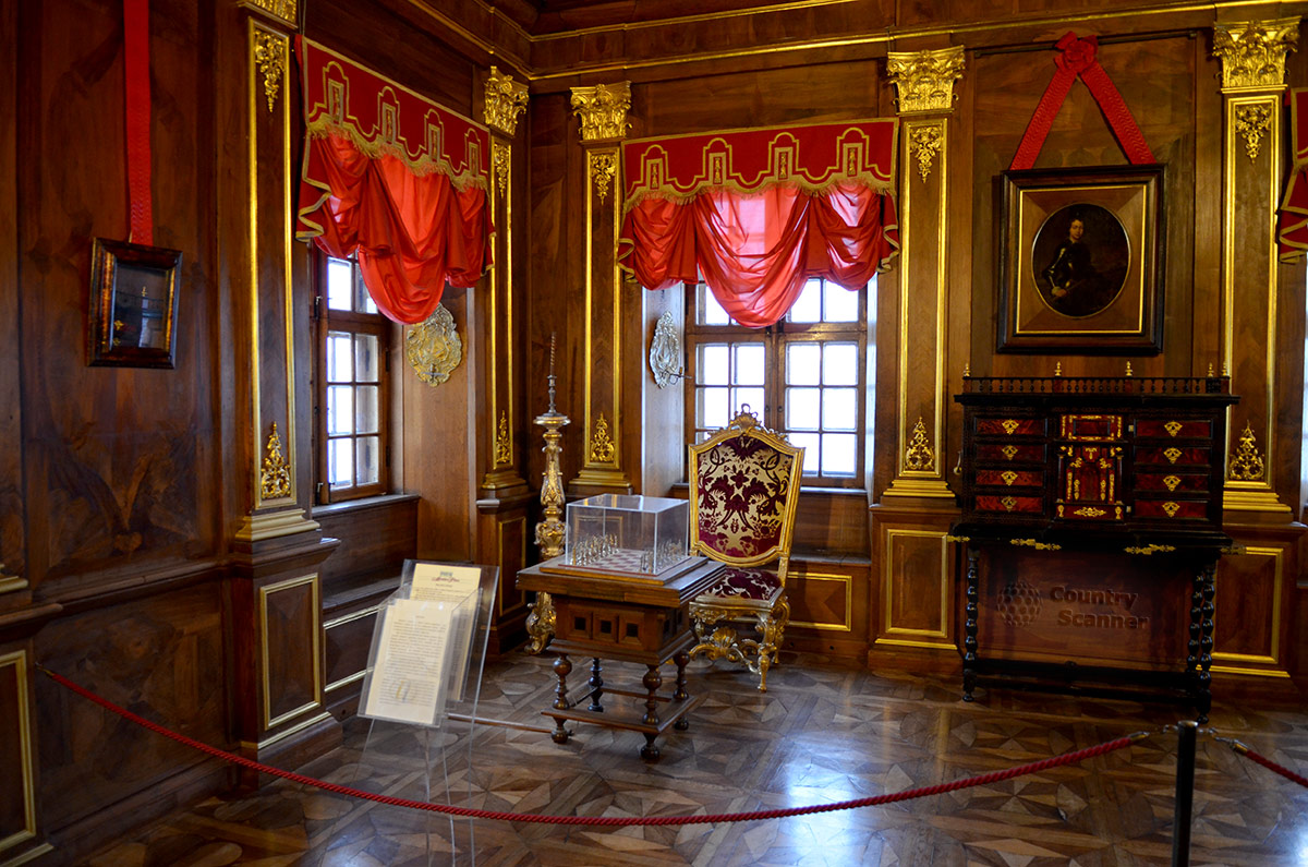 Ореховая комната дворца Меншикова отделана древесиной персидского орехового дерева. Представлены шахматные фигуры из прусского янтаря и кабинетный комод на длинных ножках.