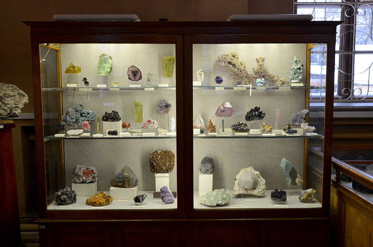 Огромное разнообразие минералов представлено в витринах минералогического музея. Очень широк спектр разброса окрасок образцов, их строения и размеров.