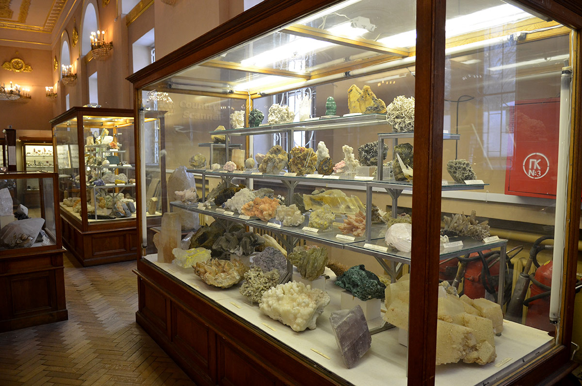 Еще одна витрина минералогического музея, демонстрирующая разнообразие минералов в недрах нашей планеты.