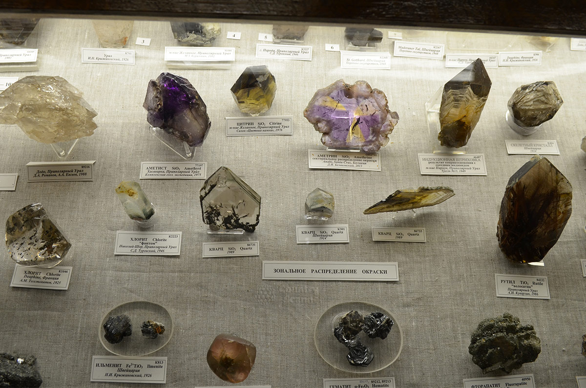 Многообразие форм и размеров, строения и окраски кристаллических минералов представлено в экспозиции минералогического музея.