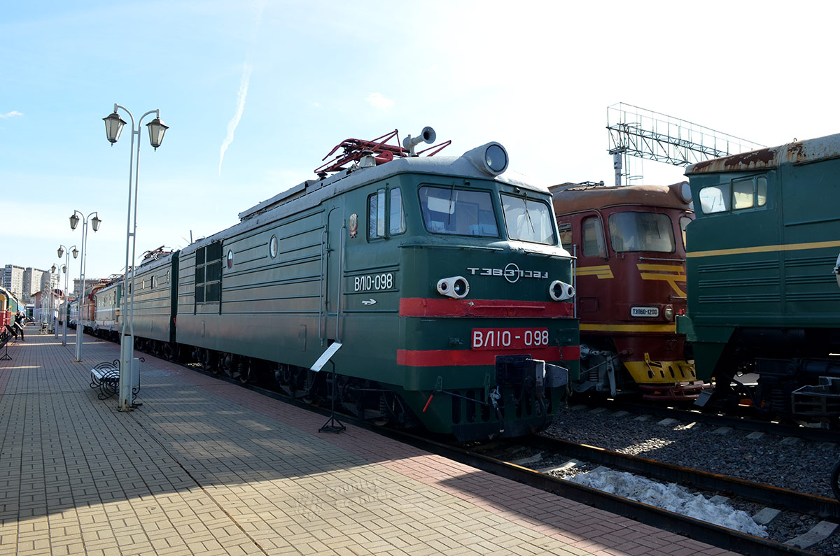 Отечественный электровоз, названный в честь Владимира Ленина, на путях музея железнодорожного транспорта. Локомотив грузинского завода отработал более 30 лет.