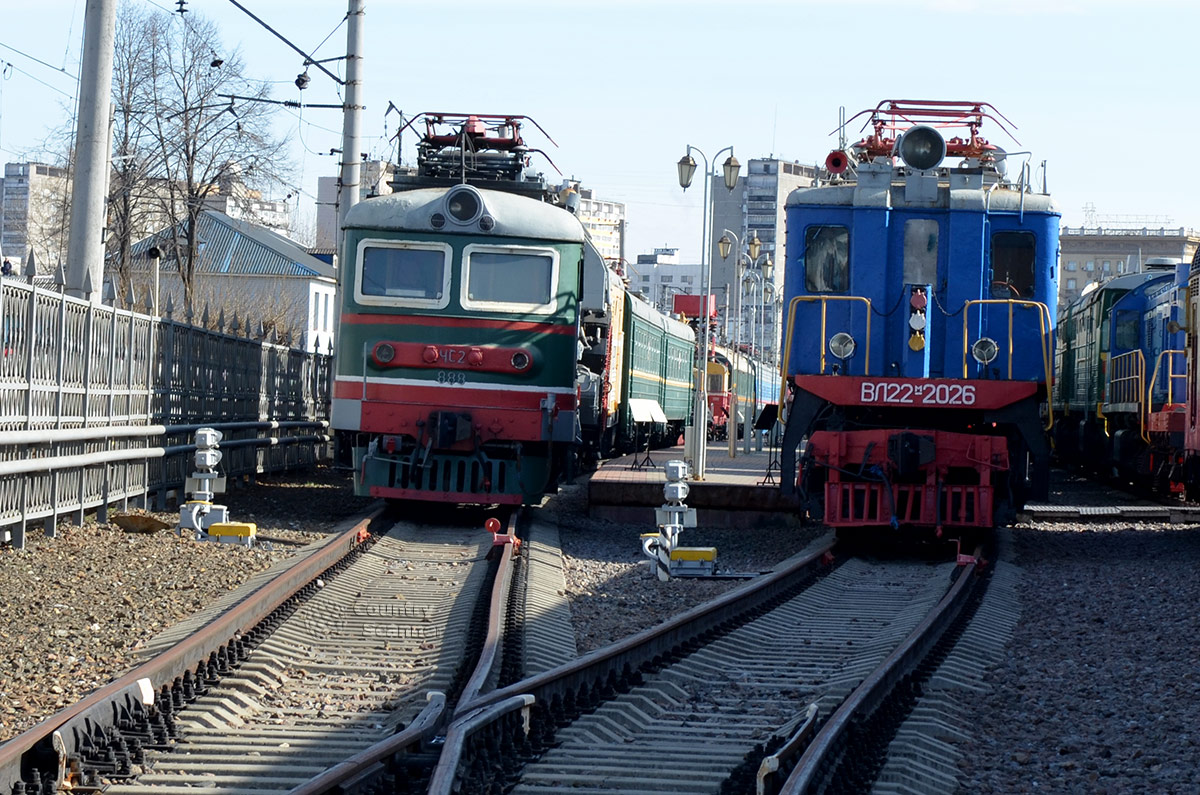 Общий вид на пути и локомотивы музея железнодорожного транспорта позволяет понять устройство железной дороги. 