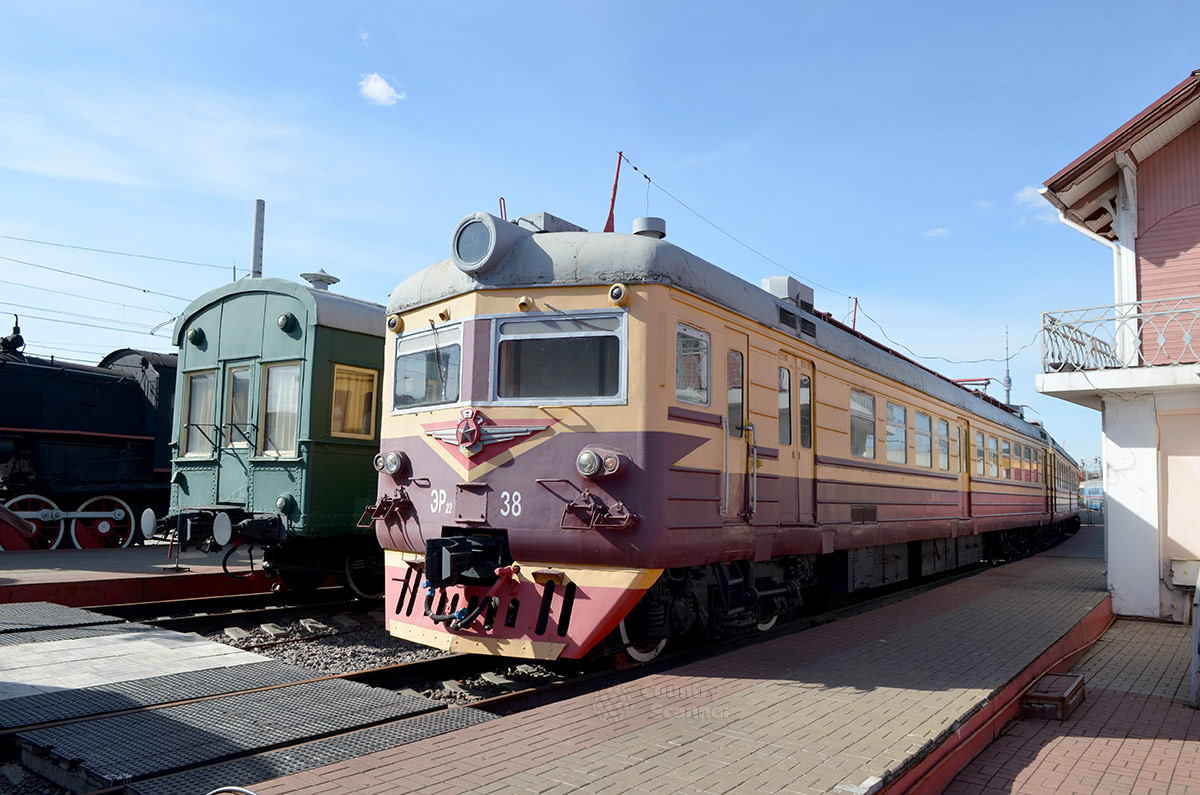 Электровоз серии ЭВ в экспозиции музея железнодорожного транспорта. Трехдверные вагоны выпускались недолго из-за малого количества посадочных мест для пассажиров.
