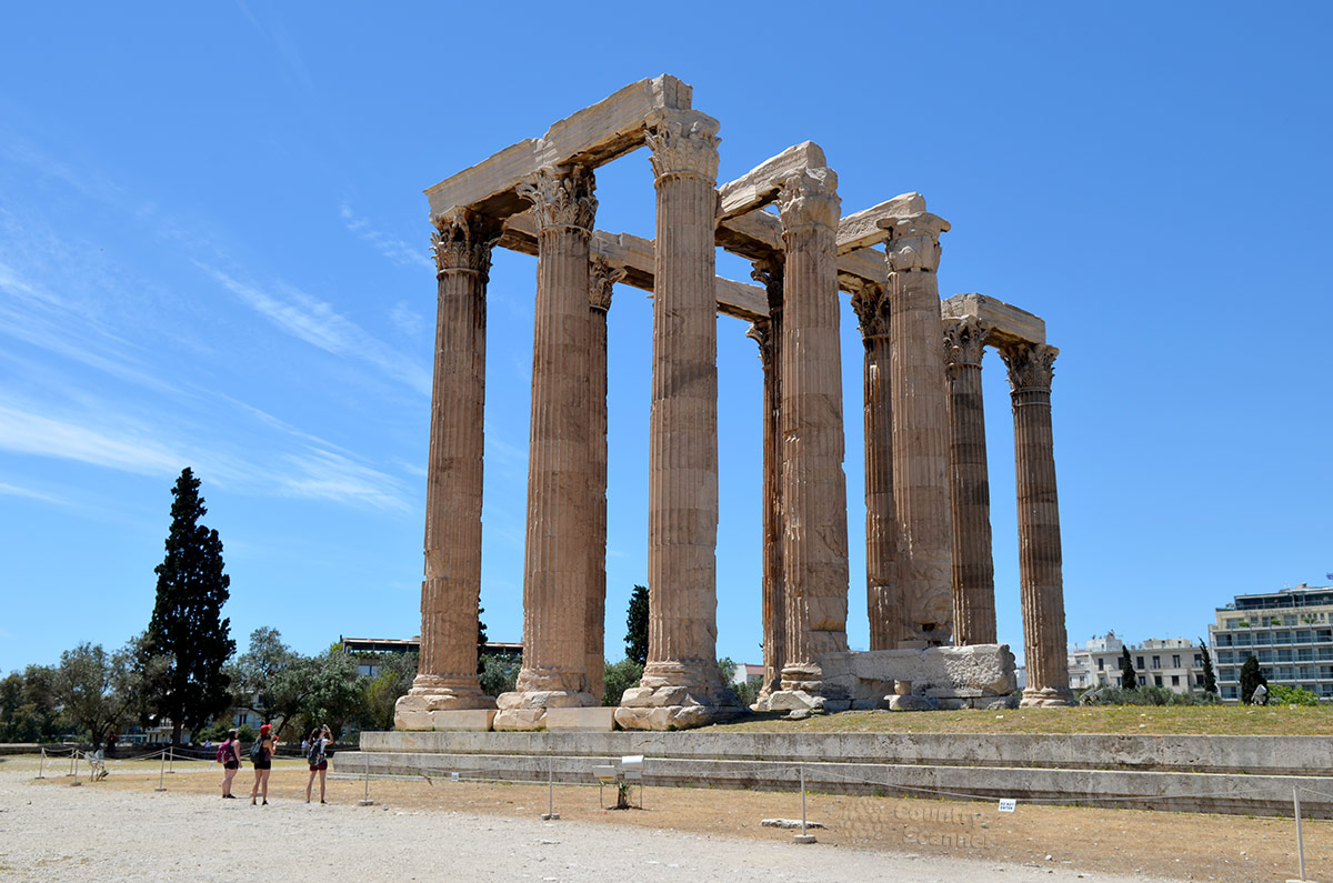 Мощные колонны храма Зевса Олимпийского имеют высоту почти 20 метров. Посетители на фоне этих громадин выглядят совсем маленькими. К сожалению, это все, что осталось от здания длиной в 100 метров.