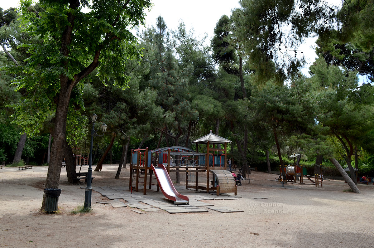 Среди насаждений и других объектов национального сада нашлось место и для просторной детской площадки с развлекательными сооружениями. Малышам здесь очень вольготно. 