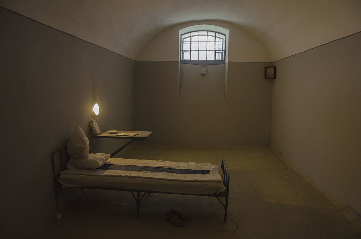 Обстановка камер для заключенных тюрьмы Трубецкого бастиона крайне аскетична – кровать и стол.