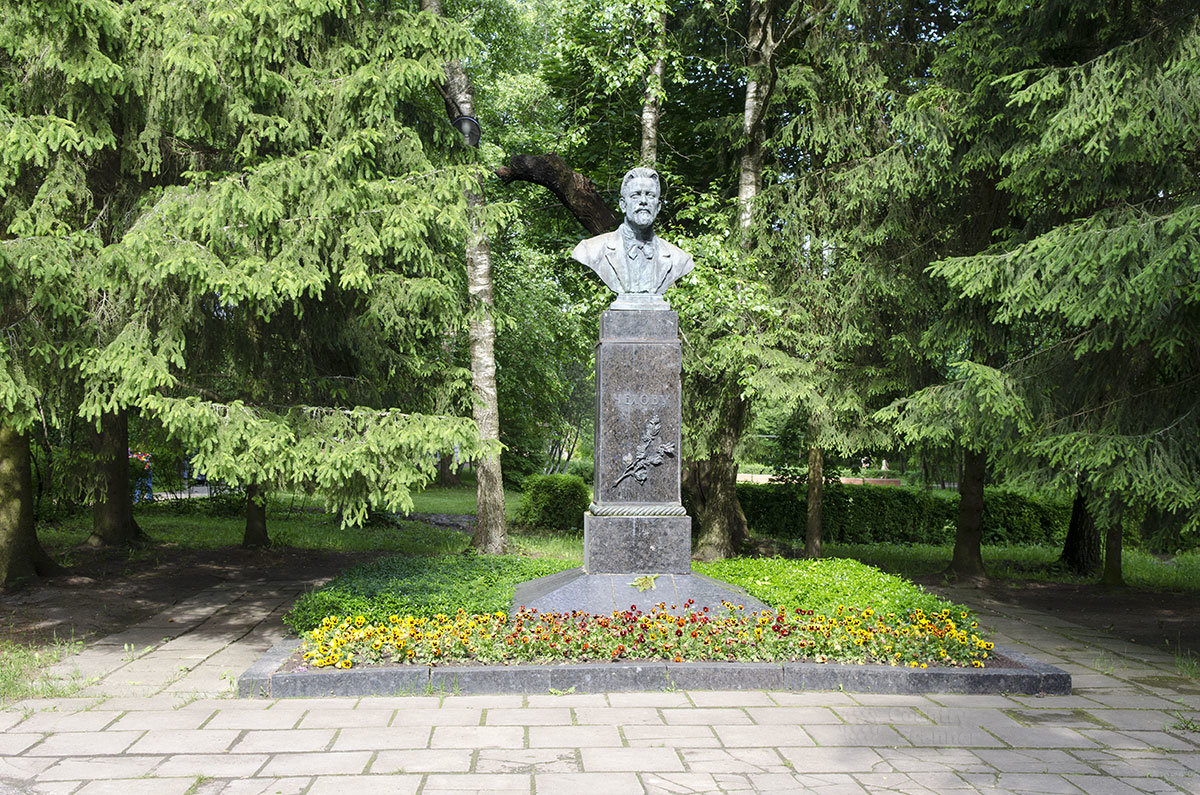На одной из аллей усадьбы Чехова можно видеть бюст писателя работы скульптора Мотовилова, установленный в 1951 году.