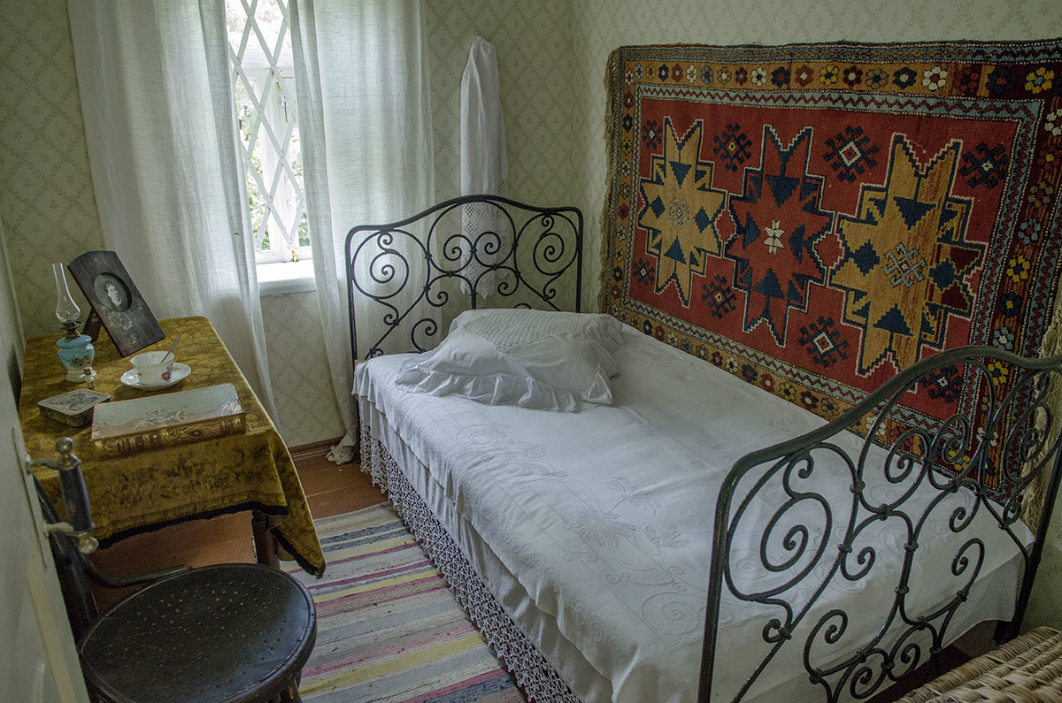 Одно из помещений флигеля Чайка в усадьбе Чехова – его спальня.