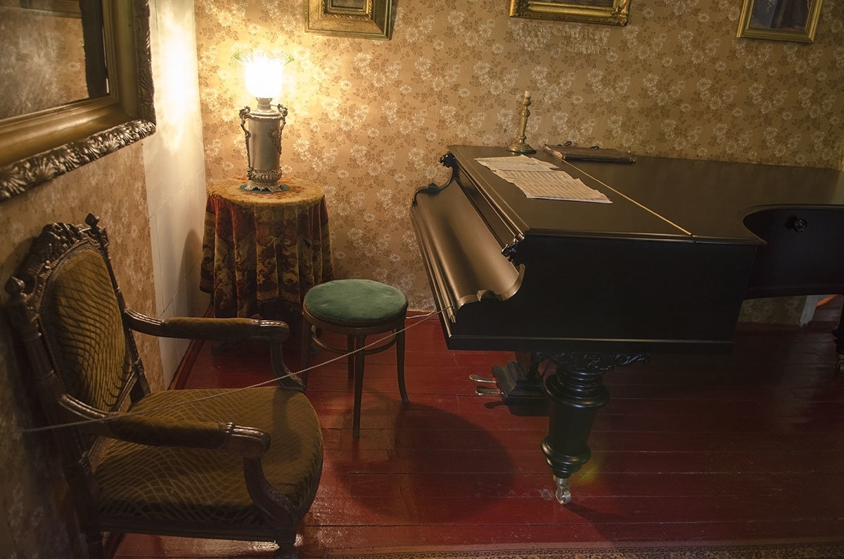 Один из уголков Большой гостиной в главном доме усадьбы Чехова, концертный рояль и другие предметы обстановки.