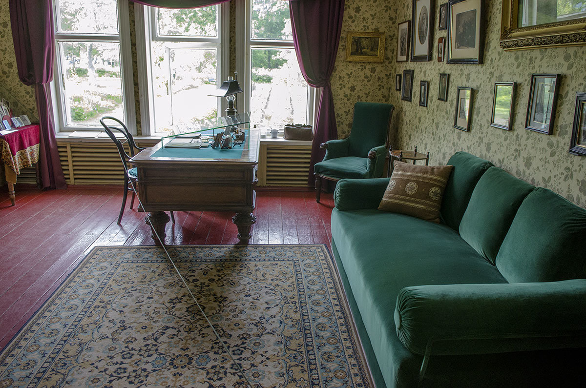 Обстановка кабинета писателя в семейном доме, восстановленном в усадьбе Чехова, сохраняет тот облик, который был создан им самим.