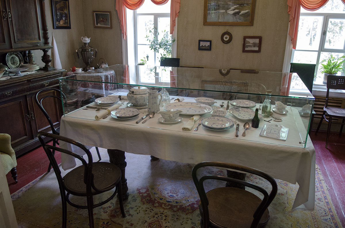 Сервированный обеденный стол в помещении столовой усадьбы Чехова рассчитан на размещение всех членов семьи.