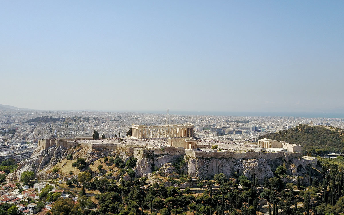 Обзорный снимок, на котором афинский Акрополь предстает в полном объеме и во всей своей красе среди окрестностей, простирающихся до Эгейского моря.