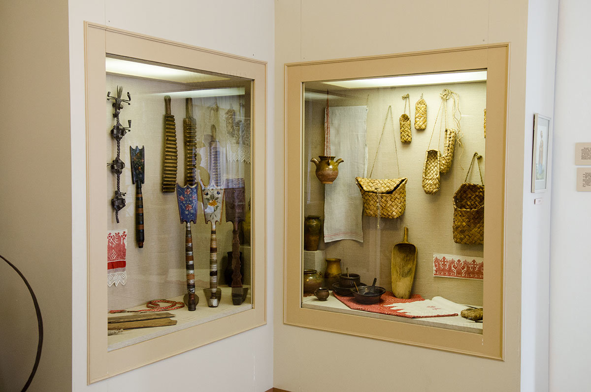 Орудия для производства нитей из льняных волокон, изделия из дерева и древесной коры представляют витрины музея уездного города.