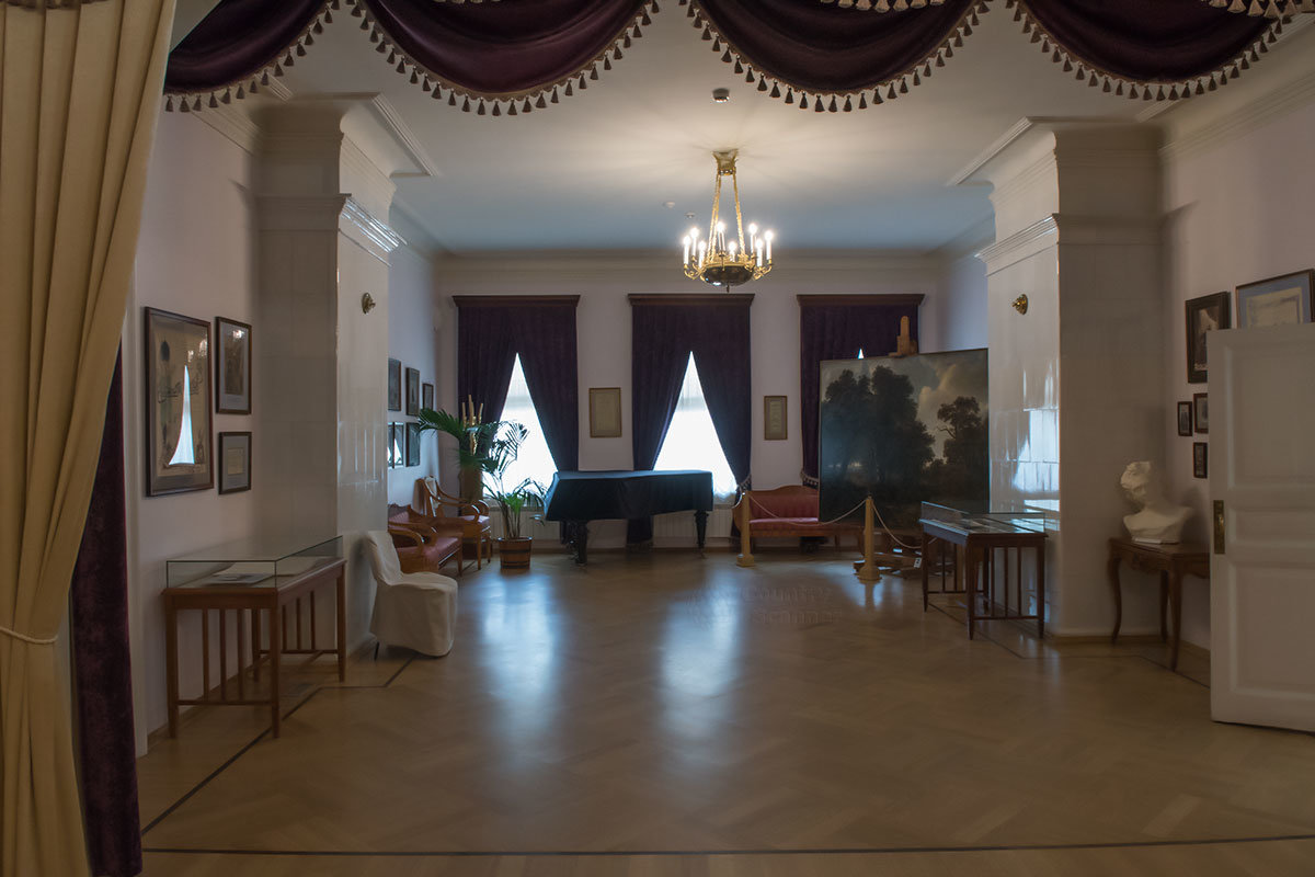 Центральный зал главного дома усадьбы Абрамцево – просторное помещение на три окна с широким входом, без входных дверей.