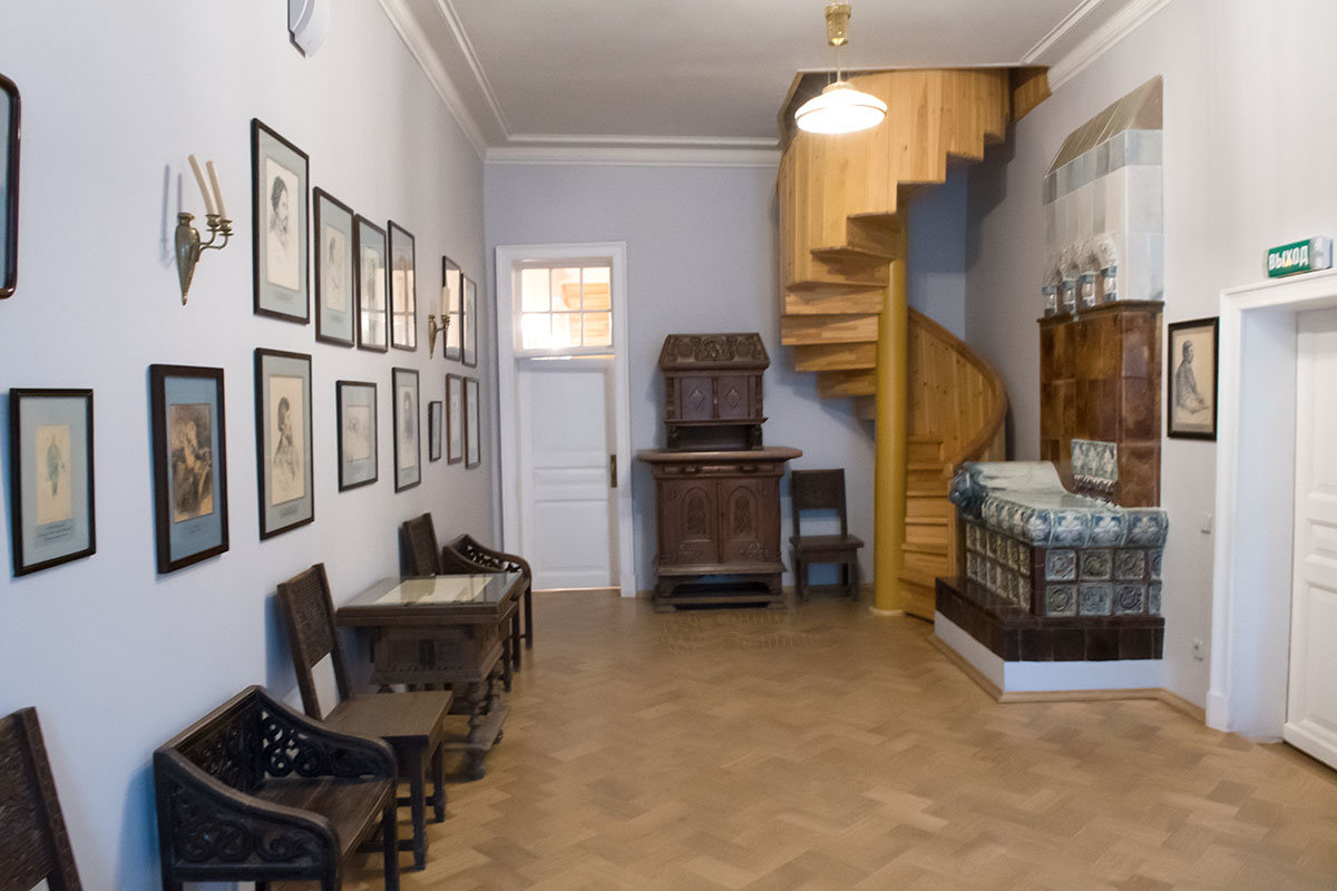 Винтовая деревянная лестница в проходной комнате ведет в мезонин центральной части главного дома усадьбы Абрамцево.