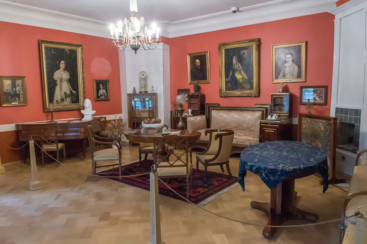 Красная гостиная Мамонтовых в усадьбе Абрамцево примечательна большим портретом дочери хозяев Веры, а также скатертью с автографами хозяев и гостей.