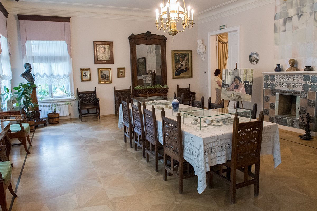 Главный экспонат помещения столовой – написанный Валентином Серовым именно в этой комнате портрет Веры Мамонтовой в возрасте 12 лет. 